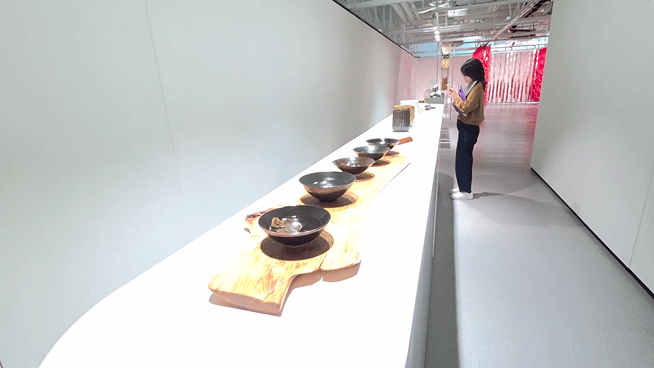 [사진=박현주 미술전문기자]포항 문화예술팩토리 아트갤러리에서 열린 K헤리티지 아트전 이음의 변주전에 김대철 명인의 목엽천목사발이 전시되어 있다. *재판매 및 DB 금지