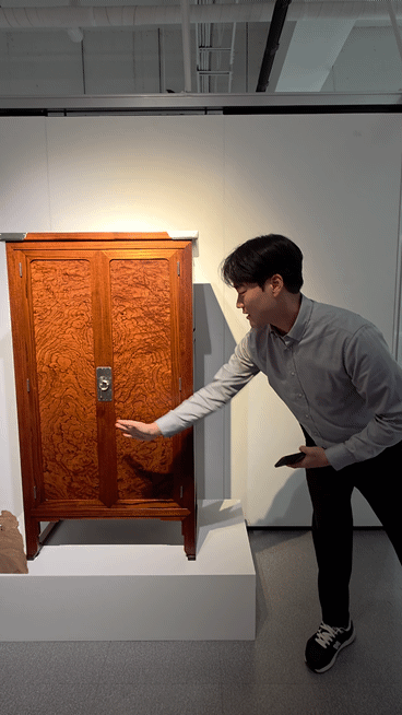 [사진=박현주 미술전문기자] 조복래 소목장 기능 보유자의 책장. 1979년부터 40여 년간 전통 목가구 제작에 전념해왔다.국내 목재를 활용하며, 못을 사용하지 않는 구조와 자연 건조 과정을 통해 가구 본연의 아름다움과 내구성을 구현한다 *재판매 및 DB 금지