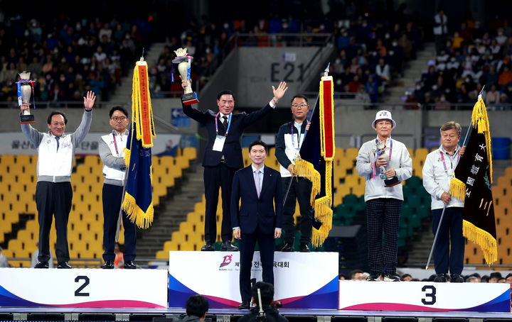 제106회 전국체육대회 폐막식에서 종합 순위 시상식이 열리고 있다. (사진=대한체육회 제공). 2025.10.23. *재판매 및 DB 금지