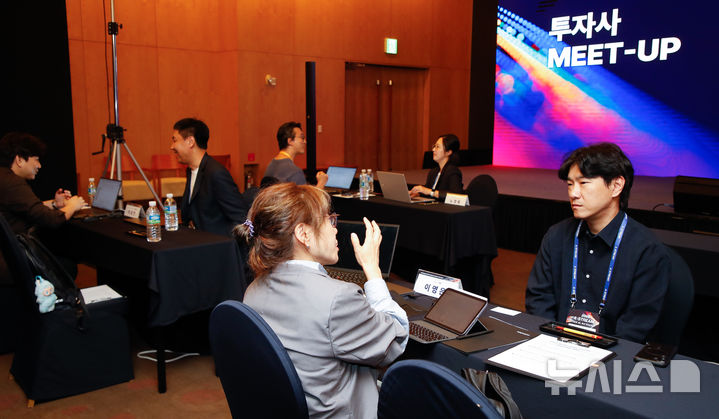 [서귀포=뉴시스] 우장호 기자 = 22일 오후 제주 서귀포시 표선면 해비치 호텔&리조트 크리스탈홀에서 열린 '2025 Route330 × A-Stream 성과공유회' 참가 기업 관계자들이 성과공유회를 마친 후 투자사와 1대 1 미팅 시간을 갖고 있다. 2025.10.22. woo1223@newsis.com