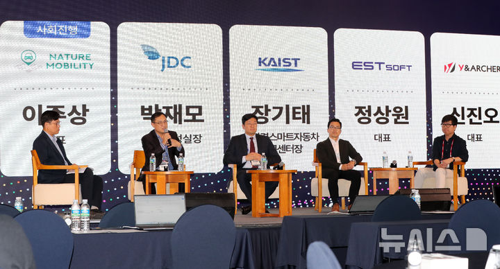 [서귀포=뉴시스] 우장호 기자 = 22일 오후 제주 서귀포시 표선면 해비치 호텔&리조트 크리스탈홀에서 열린 '2025 Route330 × A-Stream 성과공유회'에서 JDC와 KAIST, 이스트소프트, 와이앤아처 관계자가 참석한 패널토크가 진행되고 있다. 2025.10.23. woo1223@newsis.com