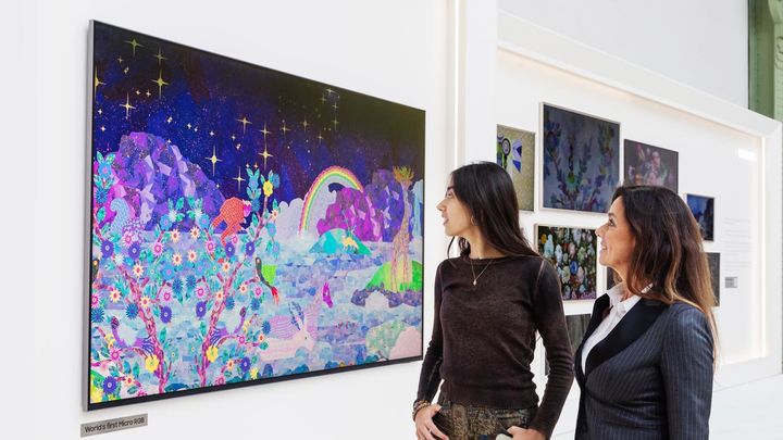 [서울=뉴시스] 삼성전자는 24일부터 26일까지(현지 시간) 프랑스 파리 그랑 팔레에서 열리는 아트 바젤 파리(Art Basel Paris 2025)에 전시존을 마련하고 마이크로 RGB, Neo QLED, 더 프레임 등 삼성 아트 TV를 통해 다양한 작품들을 전시한다. 관람객이 삼성 마이크로 RGB TV에 전시된 사야 울포크(Saya Woolfalk) 작가의 작품을 감상하고 있다. (사진=삼성전자 제공) 2025.10.23. photo@newsis.com *재판매 및 DB 금지