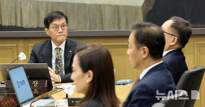 [서울=뉴시스] 사진공동취재단 = 이창용 한국은행 총재가 23일 오전 서울 중구 한국은행 본관에서 금융통화위원회 본회의를 주재하고 있다. 2025.10.23. photo@newsis.com