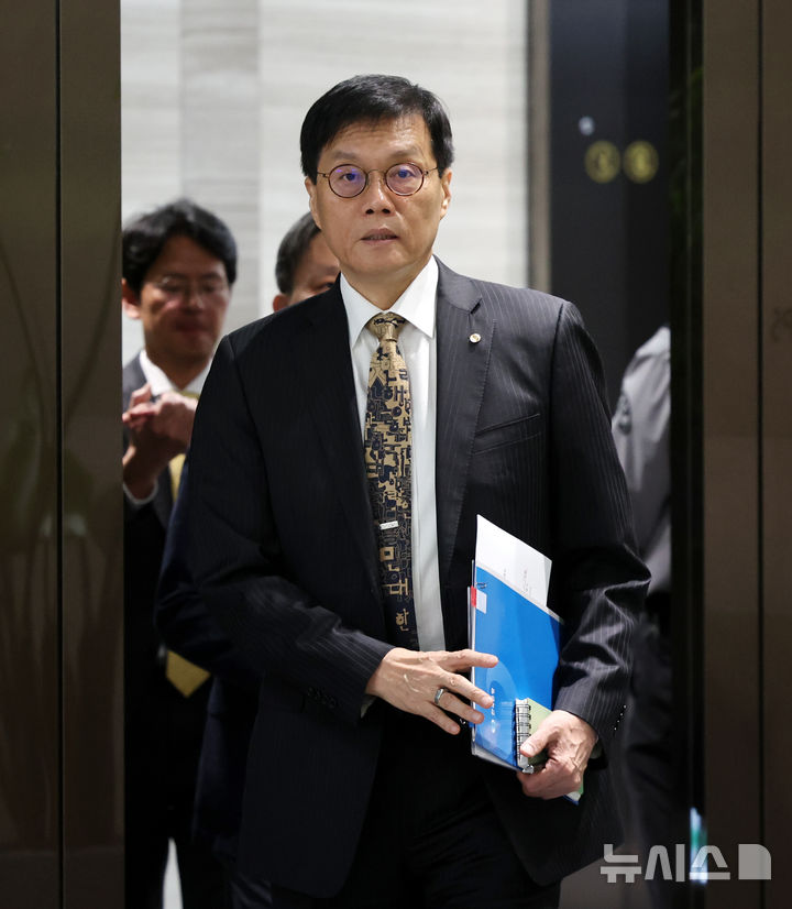 [서울=뉴시스] 사진공동취재단 = 이창용 한국은행 총재가 23일 오전 서울 중구 한국은행 본관에서 열린 금융통화위원회 본회의에 참석하고 있다. 2025.10.23. photo@newsis.com
