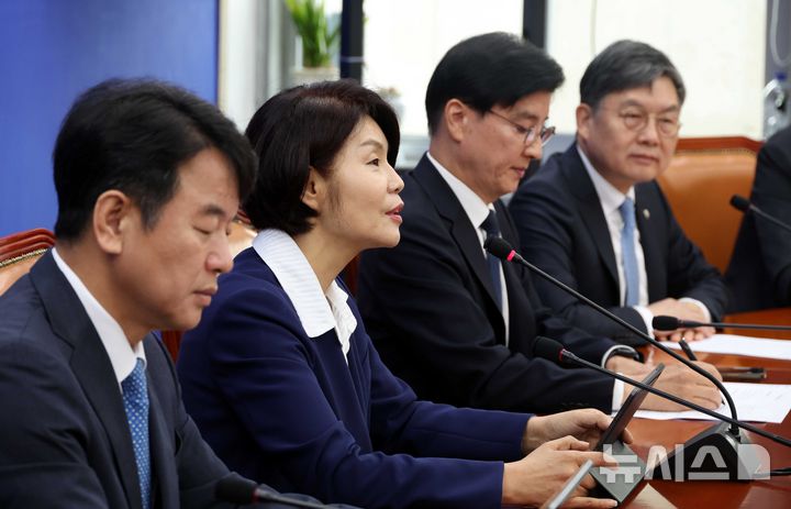 [서울=뉴시스] 조성봉 기자 = 한정애 더불어민주당 정책위의장이 23일 오전 서울 여의도 국회에서 열린 국정감사대책회의에서 발언을 하고 있다. 2025.10.23. suncho21@newsis.com