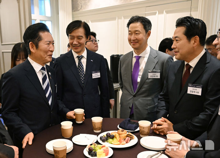 [서울=뉴시스] 국회사진기자단 = 2025 국민미래포럼 '선도국가로의 퀀텀점프 : 과학기술이 여는 새로운 성장'이 열린 23일 서울 영등포구 CCMM빌딩에서 정청래 더불어민주당 대표와 조국 조국혁신당 비상대책위원장, 조민제 국민일보 회장, 장동혁 국민의힘 대표가 이야기를 나누고 있다.2025.10.23. photo@newsis.com