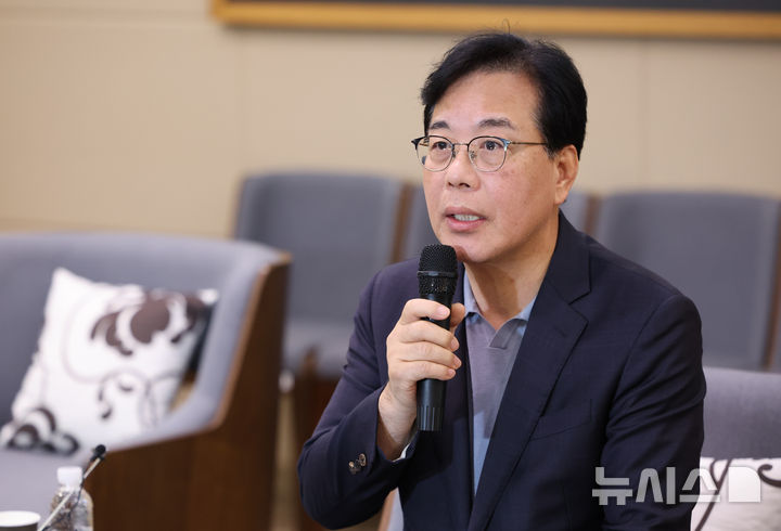 [인천공항=뉴시스] 황준선 기자 = 국회 외교통일위원회 캄보디아 방문 일정을 마치고 귀국한 송언석 국민의힘 원내대표가 23일 오전 인천국제공항 1터미널에서 캄보디아 사태 관련 기자간담회를 하고 있다. 2025.10.23. hwang@newsis.com