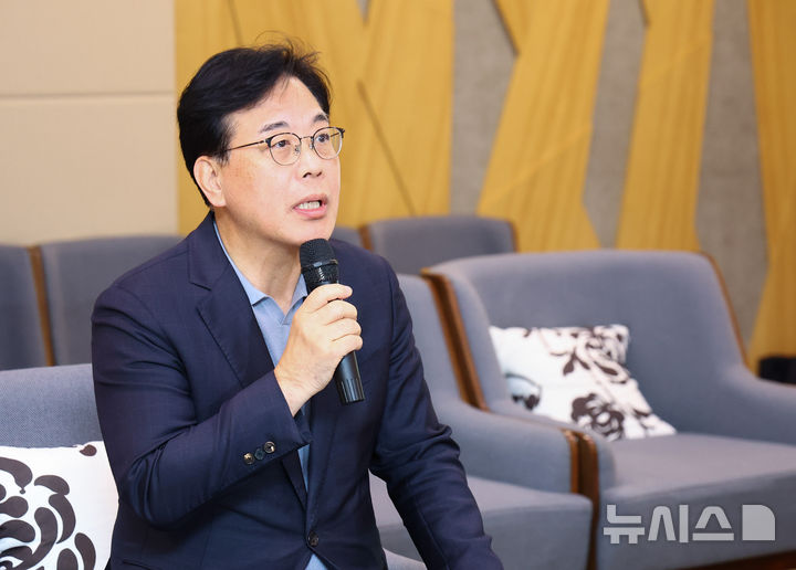 [인천공항=뉴시스] 황준선 기자 = 국회 외교통일위원회 캄보디아 방문 일정을 마치고 귀국한 송언석 국민의힘 원내대표가 23일 오전 인천국제공항 1터미널에서 캄보디아 사태 관련 기자간담회를 하고 있다. 2025.10.23. hwang@newsis.com