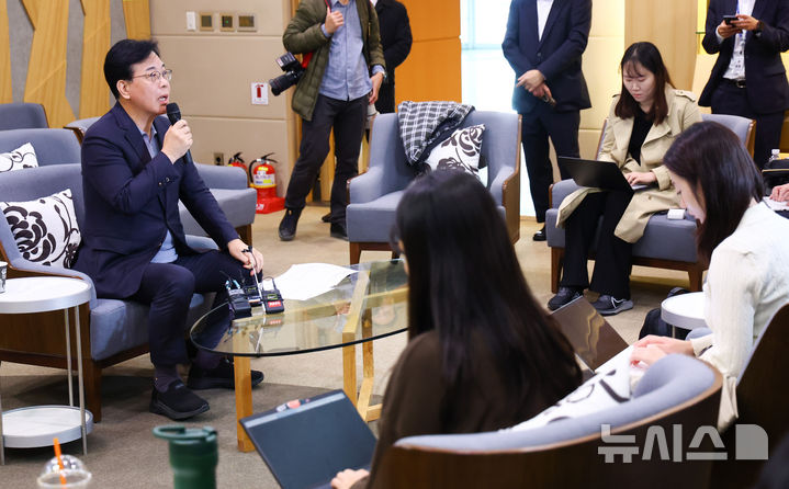 [인천공항=뉴시스] 황준선 기자 = 국회 외교통일위원회 캄보디아 방문 일정을 마치고 귀국한 송언석 국민의힘 원내대표가 23일 오전 인천국제공항 1터미널에서 캄보디아 사태 관련 기자간담회를 하고 있다. 2025.10.23. hwang@newsis.com