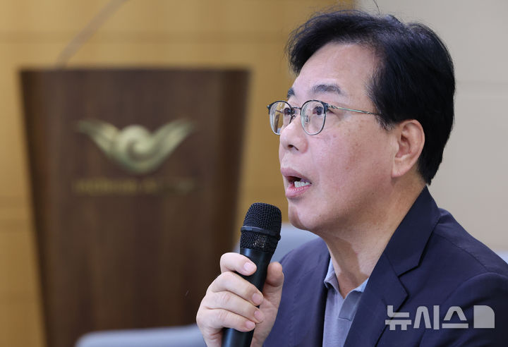 [인천공항=뉴시스] 황준선 기자 = 국회 외교통일위원회 캄보디아 방문 일정을 마치고 귀국한 송언석 국민의힘 원내대표가 23일 오전 인천국제공항 1터미널에서 캄보디아 사태 관련 기자간담회를 하고 있다. 2025.10.23. hwang@newsis.com