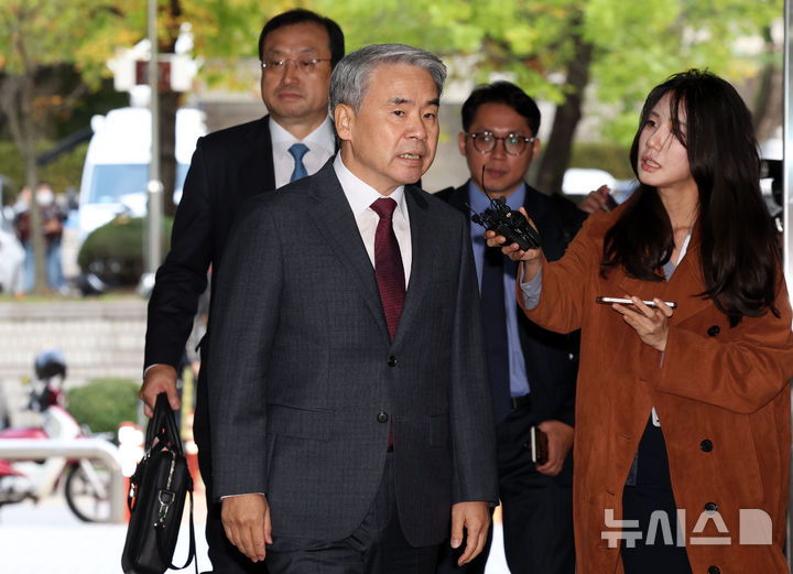 [서울=뉴시스] 홍효식 기자 = 이종섭 전 국방부 장관이 23일 서울 서초구 서울중앙지방법원에서 열린 영장실질심사에 출석하고 있다. 2025.10.23. yesphoto@newsis.com