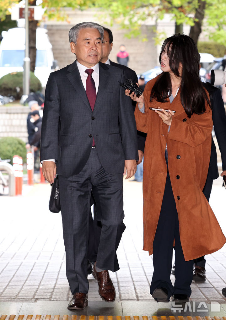 [서울=뉴시스] 홍효식 기자 = 이종섭 전 국방부 장관이 23일 서울 서초구 서울중앙지방법원에서 열린 영장실질심사에 출석하고 있다. 2025.10.23. yesphoto@newsis.com