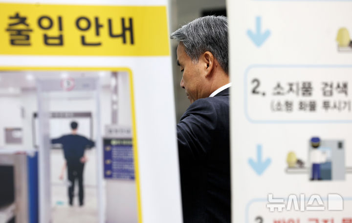 [서울=뉴시스] 홍효식 기자 = 이종섭 전 국방부 장관이 23일 서울 서초구 서울중앙지방법원에서 열린 영장실질심사에 출석하고 있다. 2025.10.23. yesphoto@newsis.com