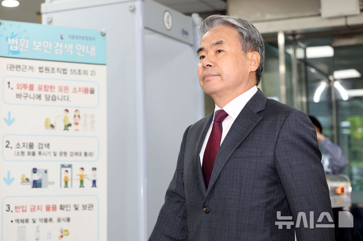 [서울=뉴시스] 홍효식 기자 = 이종섭 전 국방부 장관이 23일 서울 서초구 서울중앙지방법원에서 열린 영장실질심사에 출석하고 있다. 2025.10.23. yesphoto@newsis.com