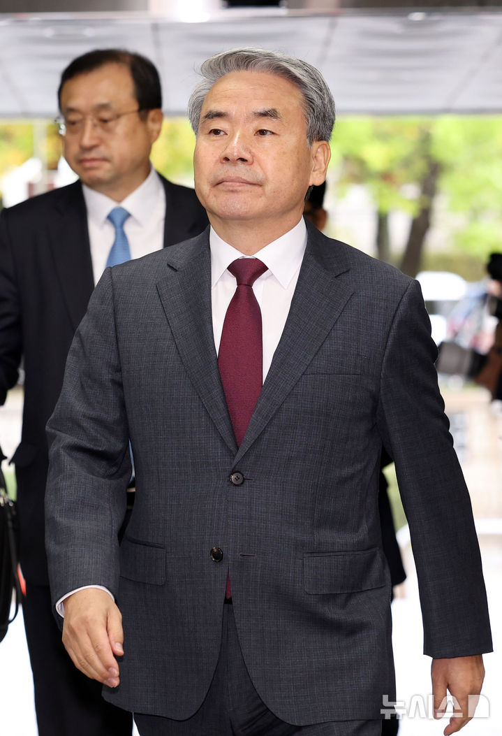 [서울=뉴시스] 홍효식 기자 = 이종섭 전 국방부 장관이 23일 서울 서초구 서울중앙지방법원에서 열린 영장실질심사에 출석하고 있다. 2025.10.23. yesphoto@newsis.com