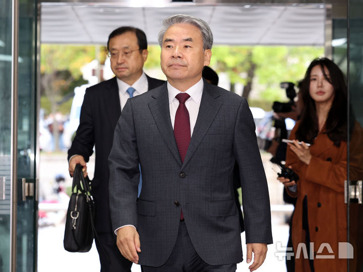 [서울=뉴시스] 홍효식 기자 = 이종섭 전 국방부 장관이 23일 서울 서초구 서울중앙지방법원에서 열린 영장실질심사에 출석하고 있다. 2025.10.23. yesphoto@newsis.com