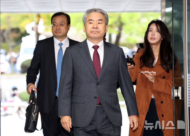 [서울=뉴시스] 홍효식 기자 = 이종섭 전 국방부 장관이 23일 서울 서초구 서울중앙지방법원에서 열린 영장실질심사에 출석하고 있다. 2025.10.23. yesphoto@newsis.com