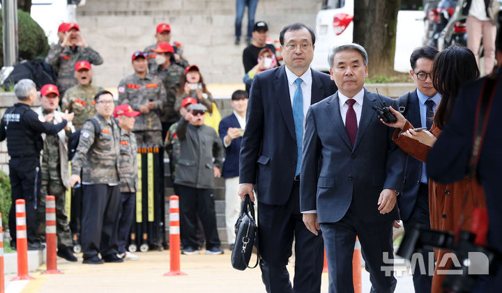 [서울=뉴시스] 홍효식 기자 = 이종섭 전 국방부 장관이 23일 서울 서초구 서울중앙지방법원에서 열린 영장실질심사에 출석하고 있다. 2025.10.23. yesphoto@newsis.com