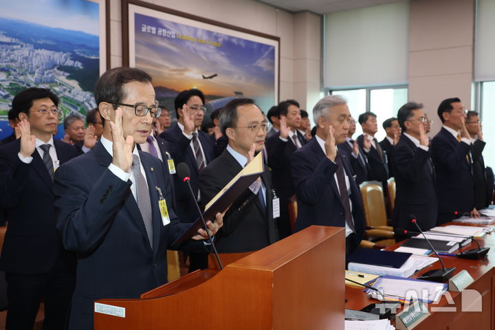 [서울=뉴시스] 고승민 기자 = 손태락 한국부동산원장과 수감기관 증인들이 23일 서울 여의도 국회에서 열린 국토교통위원회의 한국부동산원 등 국정감사에서 선서를 하고 있다. 2025.10.23. kkssmm99@newsis.com