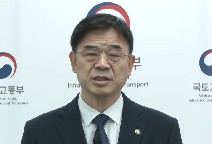 [서울=뉴시스] '갭투자' 논란에 휩싸인 이상경 국토교통부 1차관이 23일 대국민 사과문을 발표하고 있다. (사진=국토교통부 유튜브 캡쳐) 2025.10.23. photo@newsis.com *재판매 및 DB 금지