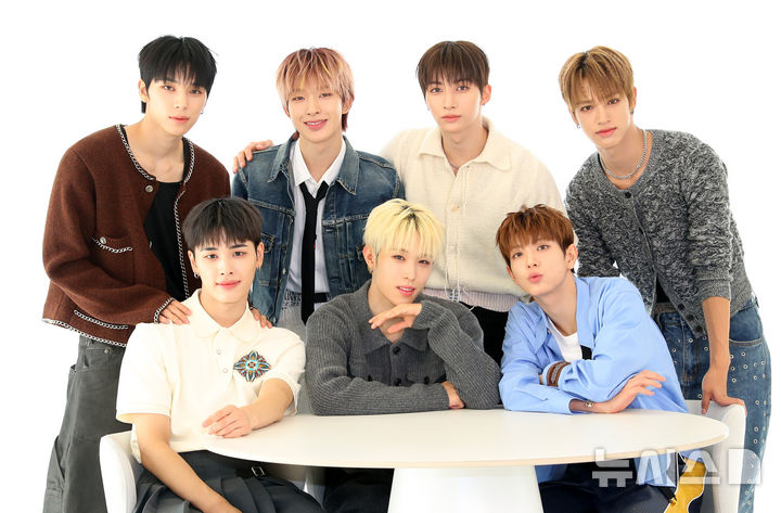 [서울=뉴시스] 김혜진 기자 = 그룹 넥스지가 지난 23일 오전 서울 성동구 아틀리에8에서 열린 세 번째 미니앨범 '비트 복서' 발매 기념 라운드 인터뷰에 앞서 포즈를 취하고 있다.   왼쪽 윗줄부터 소건, 토모야, 유우, 세이타, 아래 왼쪽부터 하루, 휴이, 유키. 2025.10.27. jini@newsis.com