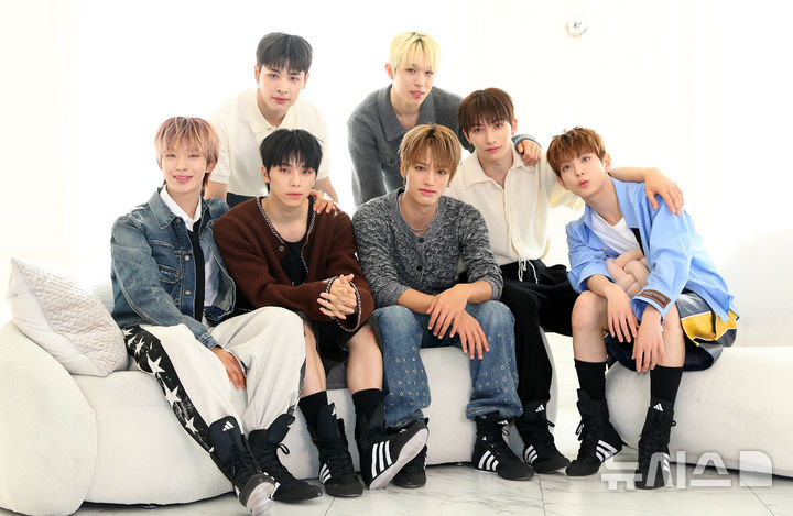 [서울=뉴시스] 김혜진 기자 = 그룹 넥스지(왼쪽부터 하루, 소건, 세이타, 유우, 휴이, 유키, 토모야)가 지난 23일 오전 서울 성동구 아틀리에8에서 열린 세 번째 미니앨범 '비트 복서' 발매 기념 라운드 인터뷰에 앞서 포즈를 취하고 있다. 2025.10.27. jini@newsis.com