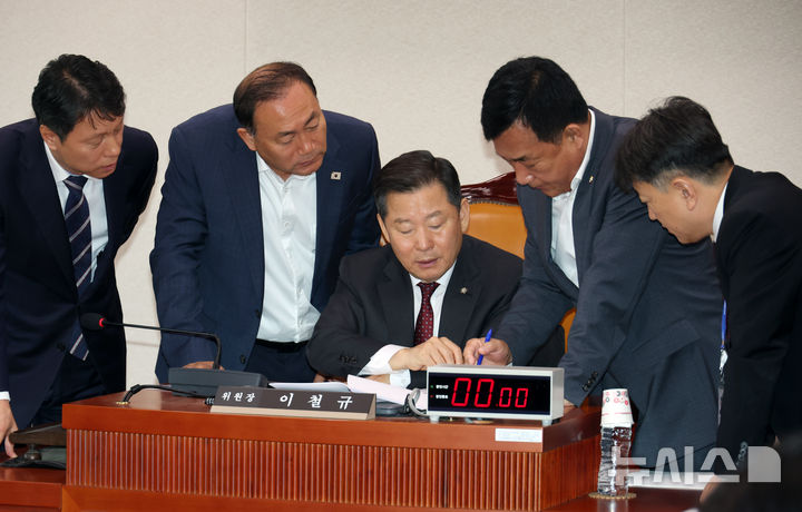 [서울=뉴시스] 고승민 기자 = 이철규 국회 산자위원장과 여야 간사들이 23일 서울 여의도 국회에서 열린 산업통상자원중소벤처기업위원회의 중소벤처기업진흥공단 등 국정감사에서 자료를 검토하고 있다. 2025.10.23. kkssmm99@newsis.com