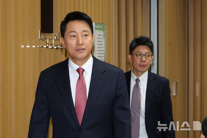 [서울=뉴시스] 김선웅 기자 = 오세훈 서울시장이 23일 오전 서울시청에서 열린 국회 행정안전위원회 국정감사에 참석하고 있다. (공동취재) 2025.10.23. photo@newsis.com