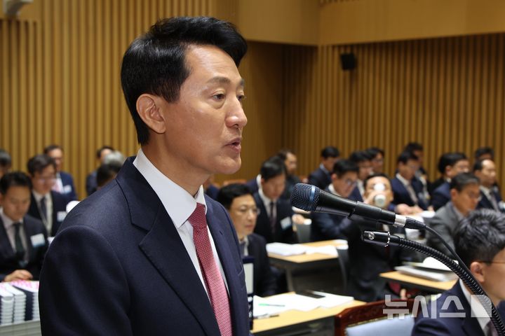 [서울=뉴시스] 김선웅 기자 = 오세훈 서울시장이 23일 오전 서울시청에서 열린 국회 행정안전위원회 국정감사에서 발언하고 있다. (공동취재) 2025.10.23. photo@newsis.com