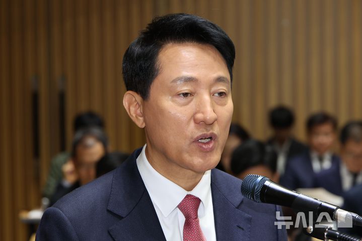 [서울=뉴시스] 김선웅 기자 = 오세훈 서울시장이 23일 오전 서울시청에서 열린 국회 행정안전위원회 국정감사에서 발언하고 있다. (공동취재) 2025.10.23. photo@newsis.com