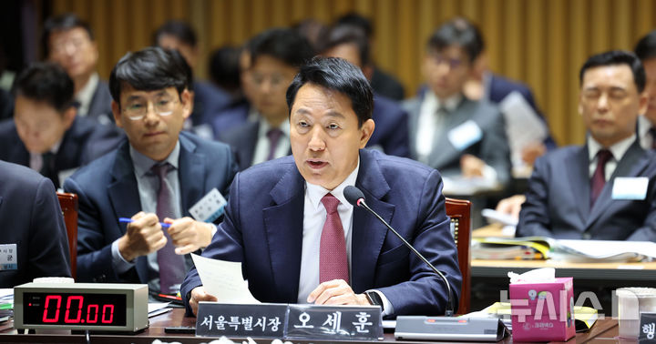 [서울=뉴시스] 김선웅 기자 = 오세훈 서울시장이 23일 서울시청에서 열린 국회 행정안전위원회의 서울특별시에 대한 국정감사에서 의원 질의에 답변하고 있다. 2025.10.23. mangusta@newsis.com