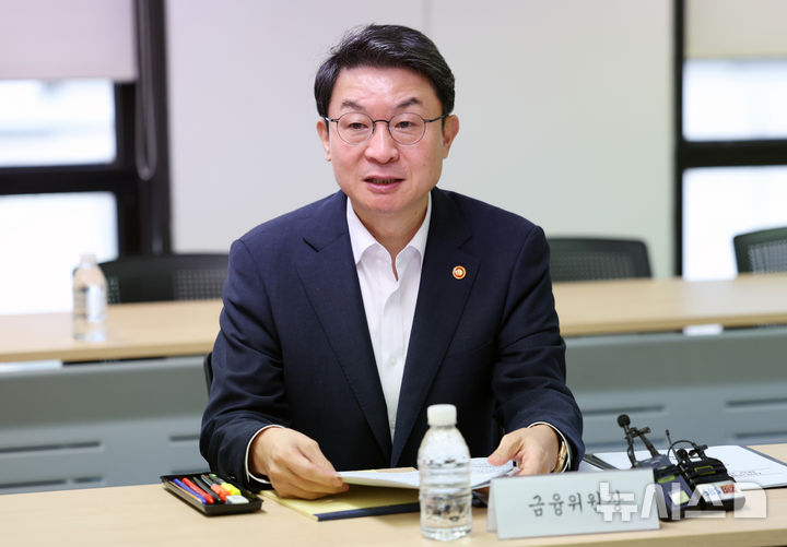 [서울=뉴시스] 조성우 기자 = 이억원 금융위원회 위원장이 23일 오전 서울 중구 중앙 서민금융통합지원센터에서 열린 정책서민금융·채무조정 현장 간담회에서 모두발언을 하고 있다. 2025.10.23. xconfind@newsis.com