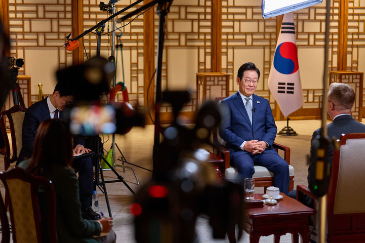 [서울=뉴시스] 최동준 기자 = 이재명 대통령이 22일 서울 용산 대통령실 청사에서 APEC 정상회의를 앞두고 미국 CNN과 인터뷰를 하고 있다. (사진=대통령실 제공) 2025.10.23. photo@newsis.com *재판매 및 DB 금지