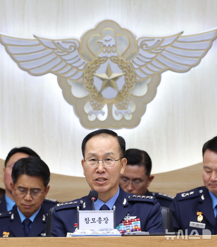 [계룡대=뉴시스] 강종민 기자 = 23일 충남 계룡시 계룡대에서 열린 국회 국방위원회의 공군본부에 대한 국정감사에서 손석락 공군 참모총장이 의원 질의에 답변하고 있다. 2025.10.23. ppkjm@newsis.com