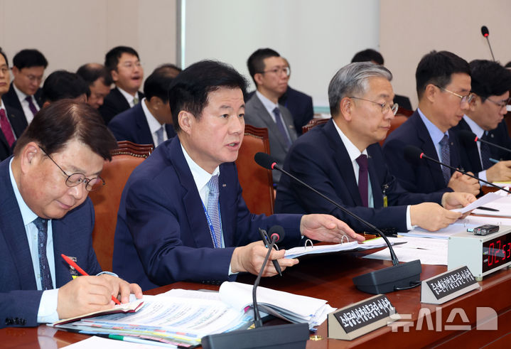 [서울=뉴시스] 고승민 기자 = 강석진 중소벤처기업진흥공단 이사장이 23일 서울 여의도 국회에서 열린 산업통상자원중소벤처기업위원회의 중소벤처기업진흥공단 등 국정감사에서 의원 질의에 답하고 있다. 2025.10.23. kkssmm99@newsis.com