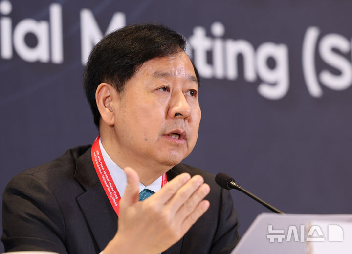 [인천=뉴시스] 전진환 기자 = 구윤철 경제부총리 겸 기획재정부장관이 23일 오전 인천 중구 인스파이어 엔터테인먼트 리조트에서 열린 APEC 재무,구조개혁장관회의 합동 기자회견에서 취재진 질문에 답하고 있다. 2025.10.23. amin2@newsis.com