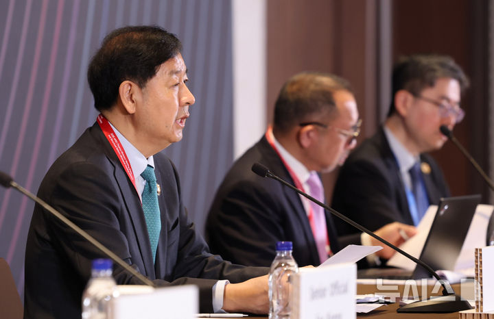 [인천=뉴시스] 전진환 기자 = 구윤철 경제부총리 겸 기획재정부장관이 23일 오전 인천 중구 인스파이어 엔터테인먼트 리조트에서 열린 APEC 재무,구조개혁장관회의 합동 기자회견에서 발언하고 있다. 2025.10.23. amin2@newsis.com