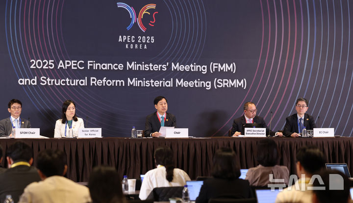 [인천=뉴시스] 전진환 기자 = 구윤철 경제부총리 겸 기획재정부장관이 23일 오전 인천 중구 인스파이어 엔터테인먼트 리조트에서 열린 APEC 재무,구조개혁장관회의 합동 기자회견에서 발언하고 있다. 왼쪽부터 윤정인 기재부 APEC 재무.구조개혁장관회의 추진단장, 이지윤 외교부 국장, 구 부총리, 에르아르도 페드로사 APEC 사무총장, 제임스 딩 APEC 경제위원회(EC) 의장. 2025.10.23. amin2@newsis.com