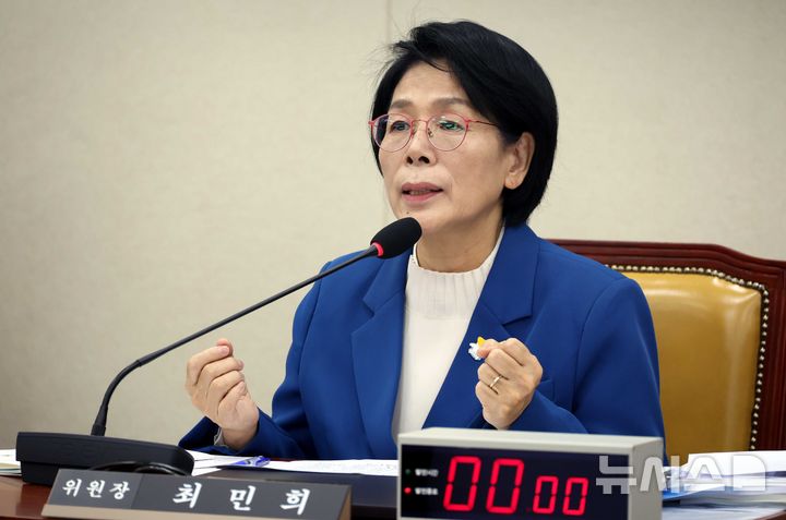 [서울=뉴시스] 조성봉 기자 = 최민희 과방위원장이 23일 오전 서울 여의도 국회에서 열린 과학기술정보방송통신위원회 국정감사에서 발언을 하고 있다. 2025.10.23. suncho21@newsis.com