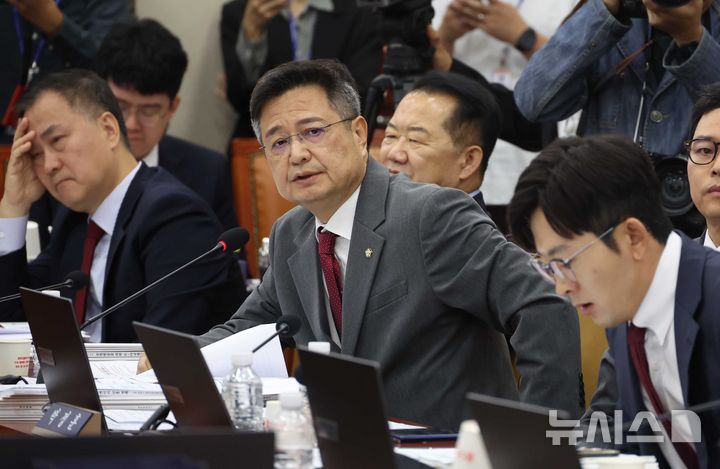 [서울=뉴시스] 조성봉 기자 = 김장겸 국민의힘 의원이 23일 오전 서울 여의도 국회에서 열린 과학기술정보방송통신위원회 국정감사에서 질의를 하고 있다. 2025.10.23. suncho21@newsis.com
