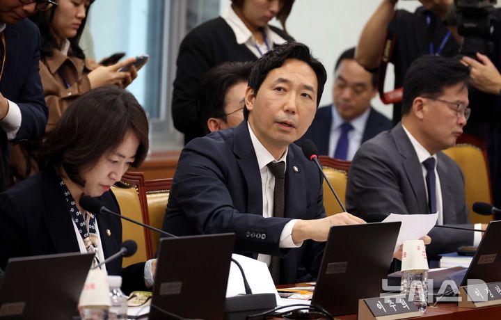 [서울=뉴시스] 조성봉 기자 = 이정헌 더불어민주당 의원이 23일 오전 서울 여의도 국회에서 열린 과학기술정보방송통신위원회 국정감사에서 질의를 하고 있다. 2025.10.23. suncho21@newsis.com