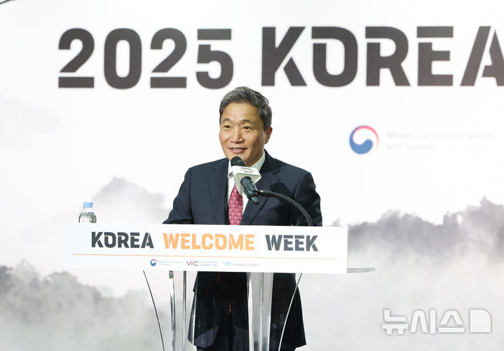 [인천공항=뉴시스] 황준선 기자 = 이학재 인천국제공항공사 사장이 23일 인천국제공항 제1여객터미널 밀레니엄 홀에서 열린 2025년 하반기 환영주간 개막행사에서 인사말을 하고 있다. 2025.10.23. hwang@newsis.com