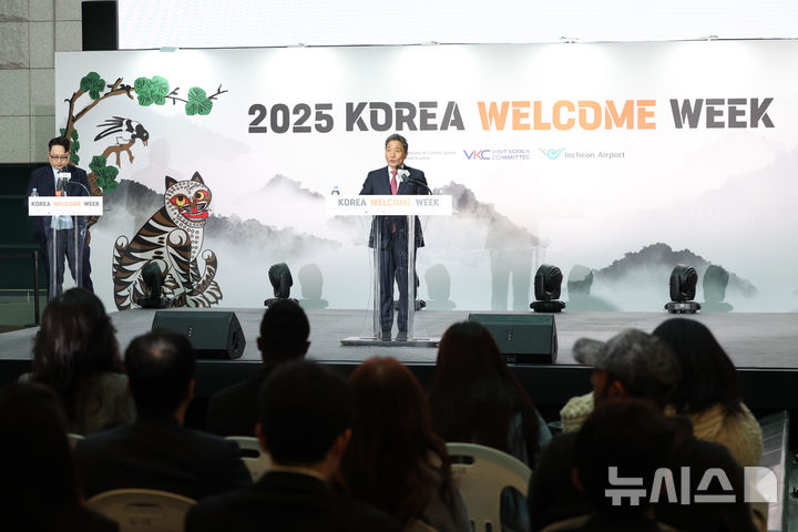 [인천공항=뉴시스] 황준선 기자 = 이학재 인천국제공항공사 사장이 23일 인천국제공항 제1여객터미널 밀레니엄 홀에서 열린 2025년 하반기 환영주간 개막행사에서 인사말을 하고 있다. 2025.10.23. hwang@newsis.com