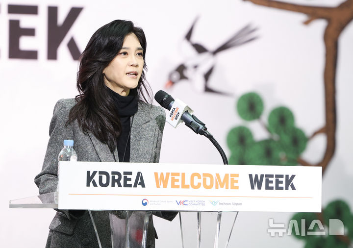 [인천공항=뉴시스] 황준선 기자 = 한국방문의해위원회 위원장인 이부진 호텔신라 대표이사 사장이 23일 인천국제공항 제1여객터미널 밀레니엄 홀에서 열린 2025년 하반기 환영주간 개막행사에서 인사말을 하고 있다. 2025.10.23. hwang@newsis.com