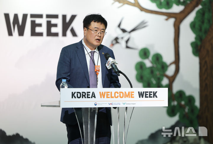 [인천공항=뉴시스] 황준선 기자 = 김대현 문화체육관광부 2차관이 23일 인천국제공항 제1여객터미널 밀레니엄 홀에서 열린 2025년 하반기 환영주간 개막행사에서 인사말을 하고 있다. 2025.10.23. hwang@newsis.com