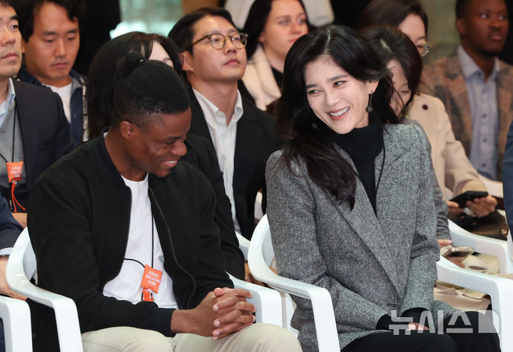 [인천공항=뉴시스] 황준선 기자 = 한국방문의해위원회 위원장인 이부진(오른쪽) 호텔신라 대표이사 사장이 23일 인천국제공항 제1여객터미널 밀레니엄 홀에서 열린 2025년 하반기 환영주간 개막행사에서 참석자와 대화하고 있다. 2025.10.23. hwang@newsis.com