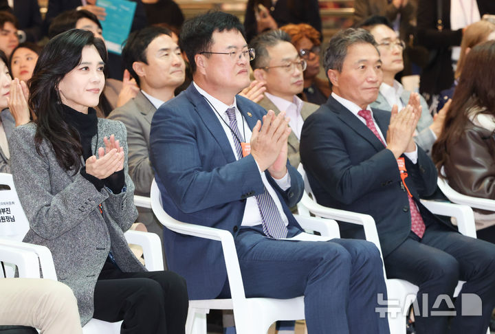 [인천공항=뉴시스] 황준선 기자 = 한국방문의해위원회 위원장인 이부진(왼쪽부터) 호텔신라 대표이사 사장과 김대현 문화체육관광부 2차관, 이학재 인천국제공항공사 사장이 23일 인천국제공항 제1여객터미널 밀레니엄 홀에서 열린 2025년 하반기 환영주간 개막행사에서 손뼉을 치고 있다. 2025.10.23. hwang@newsis.com