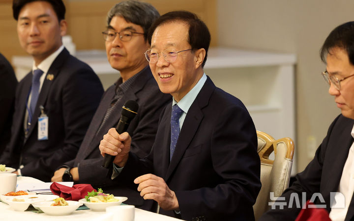 [서울=뉴시스] 추상철 기자 = 이석연 국민통합위원회 위원장이 23일 오후 서울 종로구 정부서울청사에서 미주한인상공회의소총연합회 차세대그룹과 오찬 간담회를 하고 있다. 2025.10.23. scchoo@newsis.com