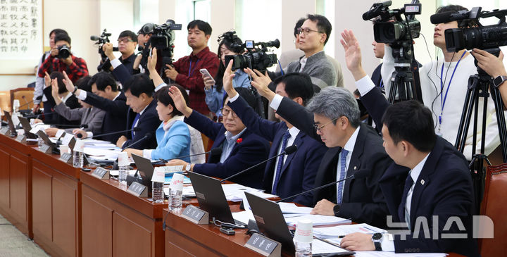 [서울=뉴시스] 김금보 기자 = 여당 의원들이 23일 서울 여의도 국회에서 열린 법제사법위원회 국정감사에서 찬성 거수투표를 하고 있다. 2025.10.23. kgb@newsis.com