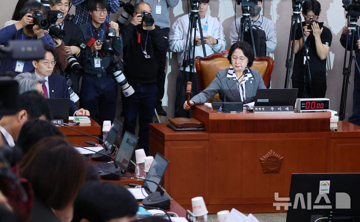 [서울=뉴시스] 김금보 기자 = 추미애 국회 법제사법위원회 위원장이 23일 서울 여의도 국회에서 국정감사에 앞서 열린 전체회의에서 의사봉을 두드리고 있다. 2025.10.22. kgb@newsis.com